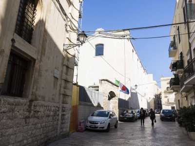 Imbocchiamo via Pier L�Eremita e subito a sinistra incontriamo il cancello del complesso di San Francesco della Scarpa, oggi sede della Soprintendenza per i beni storici, artistici ed etnoantropologici della Puglia